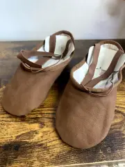 Bloch Dance Women's Pump Canvas Split Sole Ballet Shoe/Slipper brown 3.5