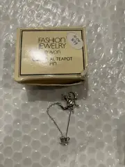 Avon Colonial Teapot Stick Pin Lapel Silver Tone Teacup Kitsch Cute Vintage