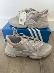 Women adidas Ozweego Size 10-New