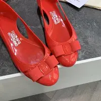 在飛比找蝦皮購物優惠-Ferragamo 女鞋高品質果凍鞋 35-39 碼平底女式