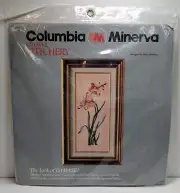 COLUMBIA MINERVA CREWEL STITCHERY KIT 7714 VTG 1984 FLORAL LILY LATTICE 16X27