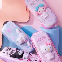 在飛比找momo購物網優惠-【SANRIO】軟Q造型減壓大容量多隔層立體鉛筆盒(大耳狗、