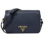 【PRADA 普拉達】經典浮雕LOGO小牛皮翻蓋拉鍊斜背包學院包(深藍)