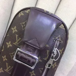 精品二手 Louis Vuitton/LV路易威登男包 LV胸包 頭層牛皮胸前包 男士單肩斜挎包 軟皮包