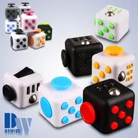 在飛比找PChome24h購物優惠-FC01神奇舒壓方塊(Fidget Cube)(顏色隨機)