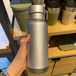 日本星巴克杯子2022銀色不鏽鋼水瓶手拎保溫杯露營喝水杯子