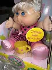 cabbage patch dolls in box Sitting Pretty