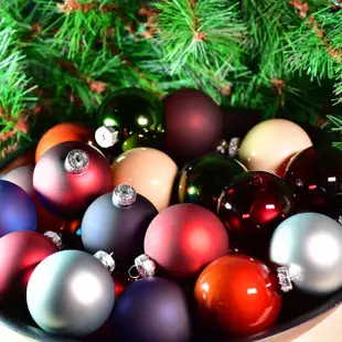 【YU Living 信歐傢居】聖誕玻璃裝飾球八件組 聖誕掛件(八件一組/四色/棕色.淺藍色.橘色.米色)