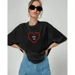 HITAM T 恤 LIPS KISS ME 黑色女士休閒 M-XXL T 恤黑色 LIPS KISS OVERSIZE