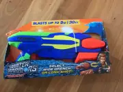 Brand new Water Warriors Water Gun Blasts Up To 9m/30ft-wide Drench Or Long Shot
