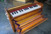 Dolphin Harmonium for street Kirtan 2.5 octaves, 32 Keys for Harinam