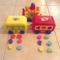 在飛比找Yahoo!奇摩拍賣優惠-國外帶回 積木配對 音樂火車 還有fisher price 