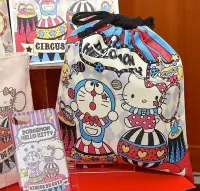 在飛比找Yahoo!奇摩拍賣優惠-【秘密閣樓】日本三麗鷗 凱蒂貓X哆啦A夢 馬戲團 束口袋 收