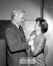 WILLIAM HOPPER AND BARBARA HALE ON THE SET OF "PERRY MASON" 8X10 PHOTO (RT-197)