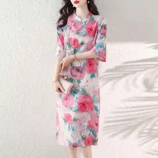 【REKO】玩美衣櫃粉色改良旗袍國風彩繪盤釦立領洋裝M-4XL