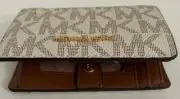 New MICHAEL KORS Jet Set MD Trifold Slim Vanilla / Luggage MK Logo Wallet