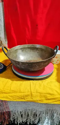 在飛比找Yahoo!奇摩拍賣優惠-【二手】銅鍋，清代雙耳銅鍋，較少，尺寸品相如圖，重1.88斤