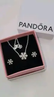 *BRAND NEW* Pandora Sparkling Snowflake Pendant Necklace & Earrings Gift Set