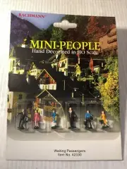 BACHMANN TRAINS HO SCALE ( MINI PEOPLE WAITING PASSENGERS #42330 ) NEW