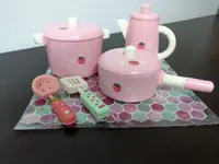 在飛比找蝦皮購物優惠-粉色餐具組 瑕疵 素色鍋具組 草莓 平底鍋 炒菜鍋 廚房廚具