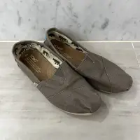 在飛比找蝦皮購物優惠-【TOMS】灰色/咖啡色素面基本款休閒鞋 懶人鞋