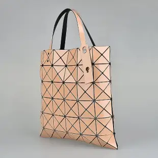 【ISSEY MIYAKE 三宅一生】ISSEY MIYAKE Lucent亮面PVC雙色幾何圖形大方格6X6手提托特包(米橘x粉橘)