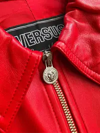 在飛比找Yahoo!奇摩拍賣優惠-義大利 VERSUS 凡賽斯皮衣/品項佳（versace)