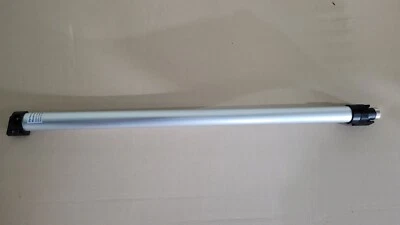 Automatic door closer for sliding doors in refrigerator freezer showcases