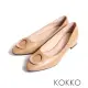 【KOKKO 集團】KOKKO拼接圓形金屬飾釦微彎折低跟鞋棉羊皮(棕色)