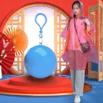 【東京 ITO】一次性便攜式雨衣球 淺藍球+透明雨衣(壓縮球形 兒童 成人 便利 緊急 登山 旅行 遠行 郊遊)
