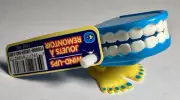 JUMPING CHATTERING TEETH Small Wind Up Joke Magic Gag Feet Toy Mouth