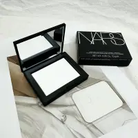 在飛比找蝦皮購物優惠-NARS 裸光蜜粉餅10g 內附粉撲 小白餅 定妝蜜粉餅