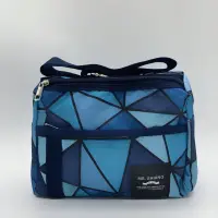 在飛比找蝦皮購物優惠-MS.SHIANG★藍色幾何·正T字超值側背包🌈