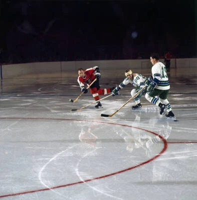 Oakland Seals Bill Hicke in action vs Philadelphia Flyers at the S- Old Photo 1