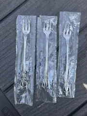 NEW Oneida Distinction Deluxe HH Raphael Stainless Cocktail Forks set of 3