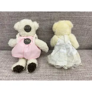 小熊娃娃專區。粉紅洋裝小熊。白色婚紗小熊。粉紅蝴蝶結小熊。咖啡色格紋吊帶褲小熊