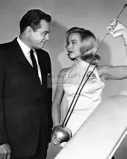 RAYMOND BURR & TERRY HUNTINGDON IN "PERRY MASON" - 8X10 PUBLICITY PHOTO (RT138)
