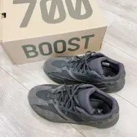 在飛比找蝦皮購物優惠-Adidas YEEZY BOOST 700