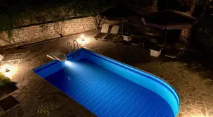 Beautiful modern luxuriously villa private swimming pool 8 p NW coast Crete