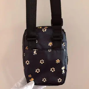 現貨LeSportsac x Snoopy B138 小花 手機包 斜背包 多夾層 內有卡夾 輕量 耐磨明星同款熱銷