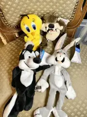 Vtg 1997 Looney Tunes Tweety, Bugs Bunny, Taz & Pepe Le P Bean Bag Plushes NWT