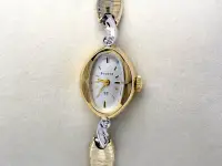 在飛比找Yahoo!奇摩拍賣優惠-《寶萊精品》BULOVA 寶路華金白直橢圓手動女錶