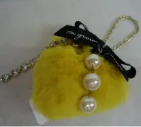 在飛比找Yahoo!奇摩拍賣優惠-☆注目の日本agnes b 新款黃色heart毛球造型鑰匙圈