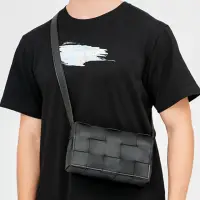 在飛比找momo購物網優惠-【MoonDy】男包包 側背包 編織包 斜背包 小包 黑色包