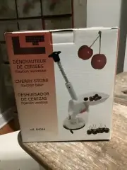 Tabletop Cherry Pitter Cherry Stone Suction Pit Remover Williams Sonoma NEW