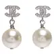 CHANEL 經典雙C造型水鑽鑲嵌珍珠墜飾穿式耳環(銀)