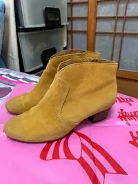 在飛比找Yahoo!奇摩拍賣優惠-「 二手鞋 」 Clarks 麂皮短靴 US4.5（黃）D