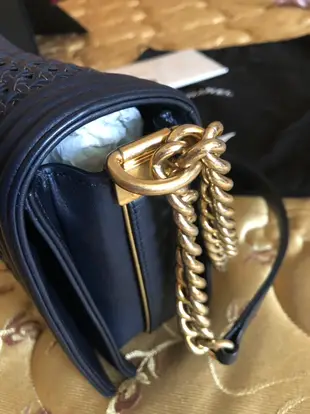 Chanel藍色金邊編織包Boy28公分（售出）