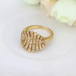 【Aphrodite 愛芙晶鑽】花葉造型曲面美鑽鑲鑽戒指(黃金色)