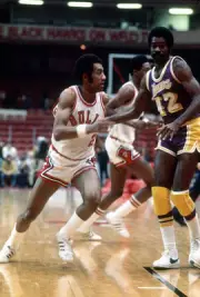 Norm Van Lier Chicago Bulls works for position v Lucius Allen Los- 1976 Photo
